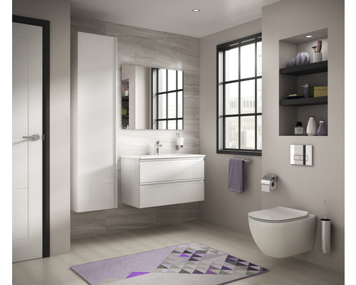 Světlá koupelna s umyvadlem, zrcadlovou skříňkou, toaletou a policemi