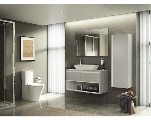 Moderní koupelna s toaletou, umyvadlem, zrcadlem a úložnými prvky