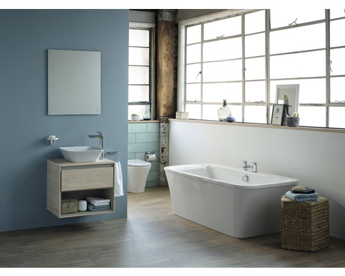 Koupelna s umyvadlem, zrcadlem, vanou a toaletou ve světlém a prostorném provedení