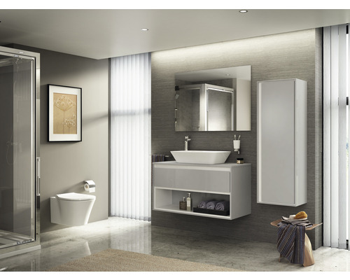 Moderní koupelna s umyvadlem, zrcadlem, vysokou skříní, toaletou a sprchou