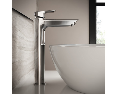 Moderní umyvadlo s jednopákovou baterií a umyvadlovou mísou