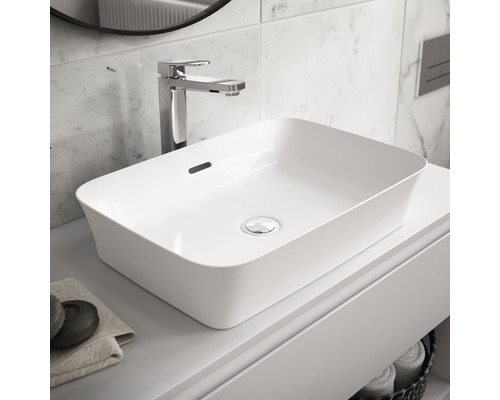 Keramické umyvadlo na desku s baterií a odtokovou soupravou v koupelně