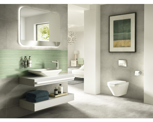 Moderní koupelna s umyvadlem, zrcadlem s osvětlením a závěsným WC.