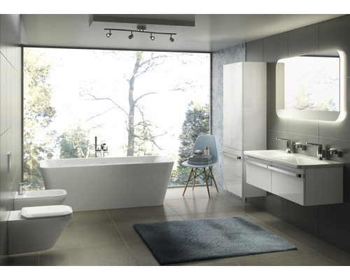 Světlá koupelna s vanou, umyvadlem, zrcadlem a bidetem