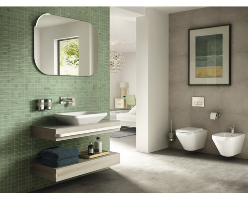 Koupelna s umyvadlem, zrcadlem, toaletou a bidetem