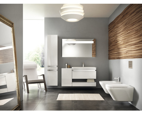 Moderní koupelna s umyvadlem, toaletou, bidetem, zrcadlem, skříňkou a posezením