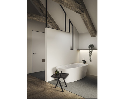 Koupelna s volně stojící vanou, dřevěnými trámy a malým stolem