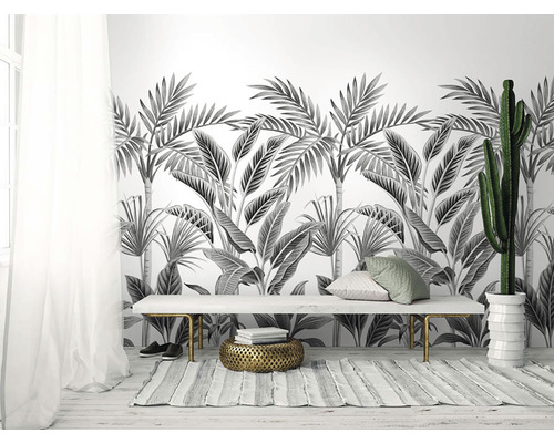 Světlá místnost s tapetou s motivem palem, lavicí a kaktusem