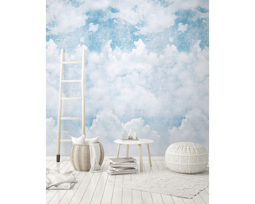 Pokoj s tapetou s motivem oblaků, žebříkem, odkládacím stolkem a pufem