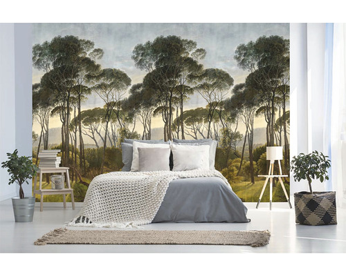 Ložnice s tapetou lesa, postelí a pokojovými rostlinami