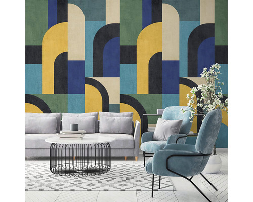 Obývací pokoj s pohovkou, křesly a geometrickou tapetou