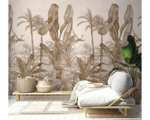 Obývací pokoj s tapetou s motivem tropických rostlin, včetně palem a banánových listů