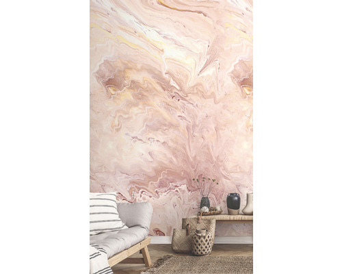 Obývací pokoj s abstraktním mramorovým vzorem na tapetě a minimalistickým nábytkem