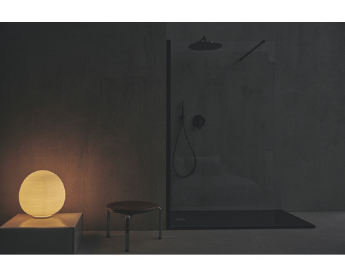 Moderní koupelna se sprchou, stoličkou a lampou