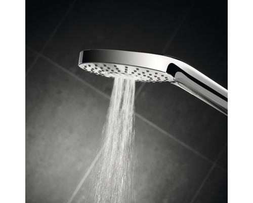 Ruční sprcha s proudem vody v koupelně