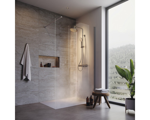 Koupelna s rovnou sprchou, sprchovou armaturou a ručníkem