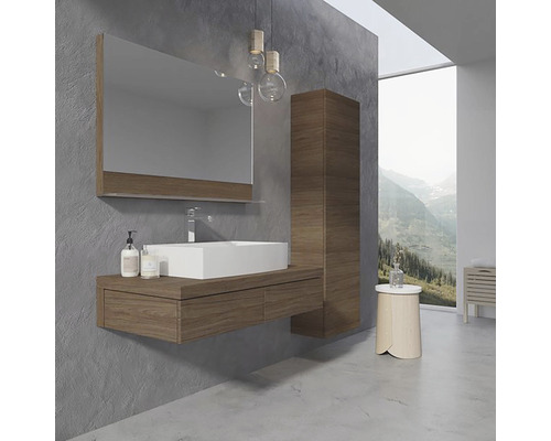 Moderní koupelna s umyvadlem, zrcadlem a vysokou skříňkou ve vzhledu dřeva