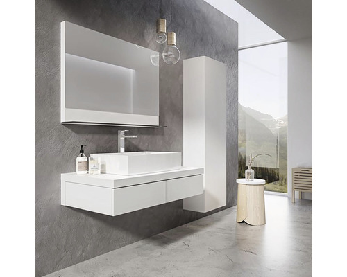 Koupelna s bílým umyvadlem, zrcadlem, vysokou skříní a odkládacím stolkem