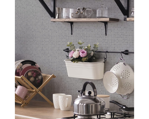 Kuchyňská scéna s policemi, kuchyňským náčiním, nádobím a dekorativními prvky