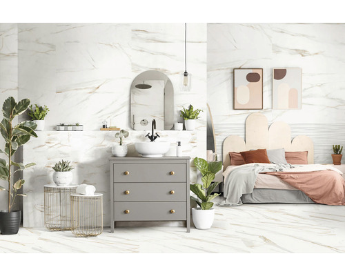 Moderní koupelna s mramorovými obklady, umyvadlovou skříňkou a dekorací