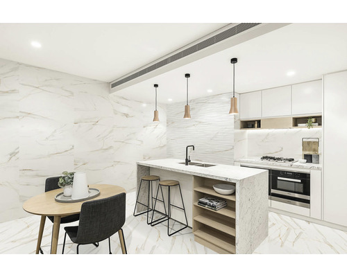 Světlá místnost s kuchyňským ostrovem, barovými židlemi, jídelním stolem a židlemi.