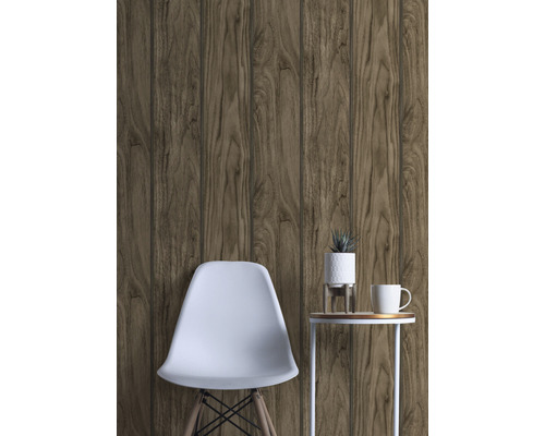 Scéna s tapetou s dřevěnými panely, židlí, stolem a rostlinou.