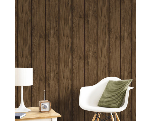 Scéna s tapetou s dřevěným obložením, stolem, lampou a židlí