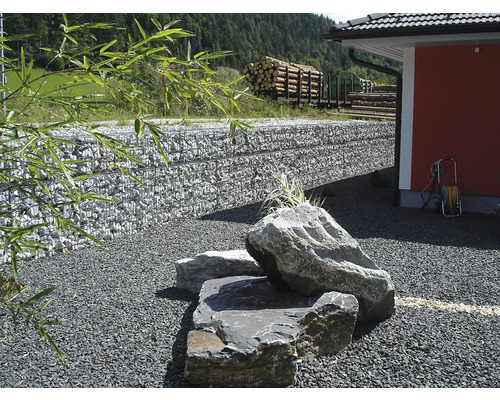 Návrh zahrady s kameny, gabionovou zdí a skladem dřeva