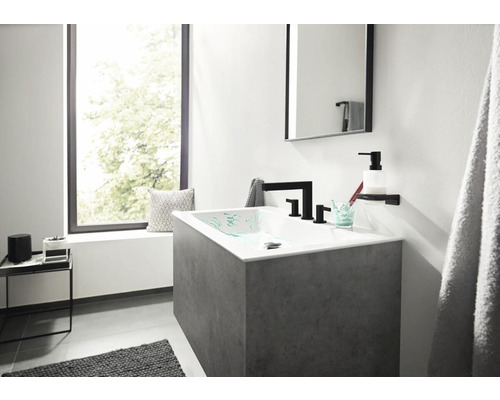 Moderní koupelna s umyvadlem, zrcadlem a oknem