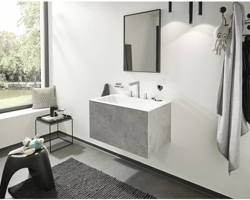 Moderní koupelna s umyvadlem, zrcadlem a doplňky pro stylové prostředí