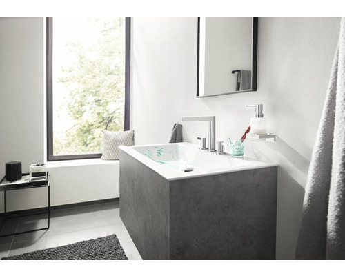 Moderní koupelna s umyvadlem a zrcadlem