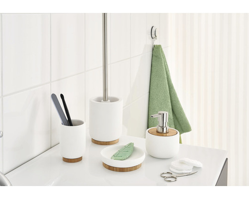 Koupelnová sada s dávkovačem mýdla, kelímkem na zubní kartáčky, mýdlenkou, sadou toaletní štětky a ručníkem