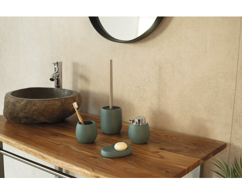 Koupelna s kamenným umyvadlem, dávkovačem mýdla, miskou na mýdlo, kelímkem a WC štětkou na dřevěném stole