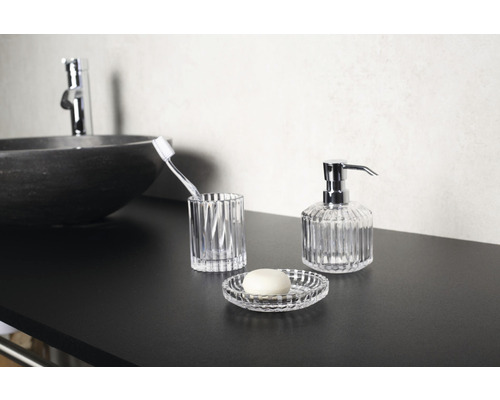 Koupelnová scéna s dávkovačem mýdla, miskou na mýdlo, držákem na zubní kartáčky a umyvadlem