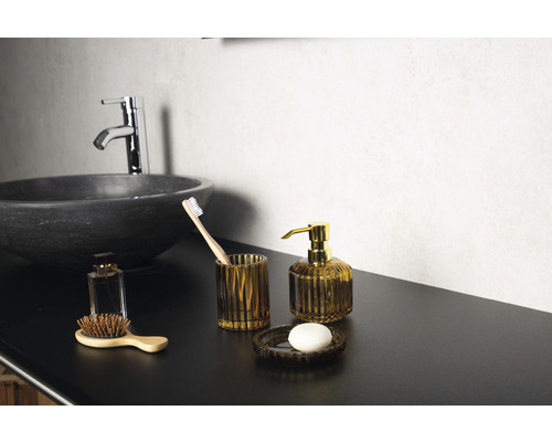 Koupelnová scéna s umyvadlem, vodovodní baterií, kelímkem na zubní kartáčky, dávkovačem mýdla a mýdlem