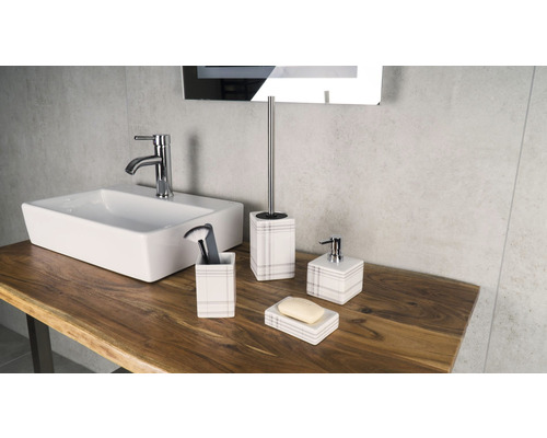 Koupelna s umyvadlem, baterií a sadou koupelnových doplňků s dávkovačem mýdla, miskou na mýdlo, kelímkem na zubní kartáčky a toaletní štětkou