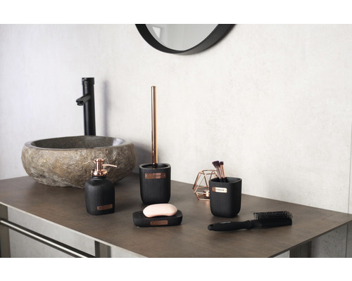 Koupelnová scéna s kamenným umyvadlem, dávkovačem mýdla, soupravou WC štětky, mýdlenkou, kelímkem, štětci na make-up, kartáčem na vlasy a zrcadlem