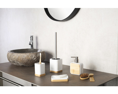 Koupelna s umyvadlem, kulatým umyvadlem z kamene a koupelnovými doplňky z bambusu a keramiky