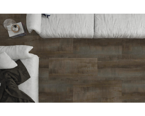 Pohled shora na místnost s dlaždicemi se vzhledem dřeva a postelí