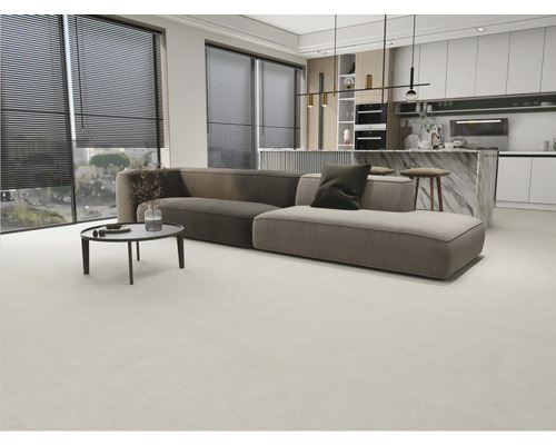 Moderní obývací pokoj s pohovkou, konferenčním stolkem a okenními žaluziemi