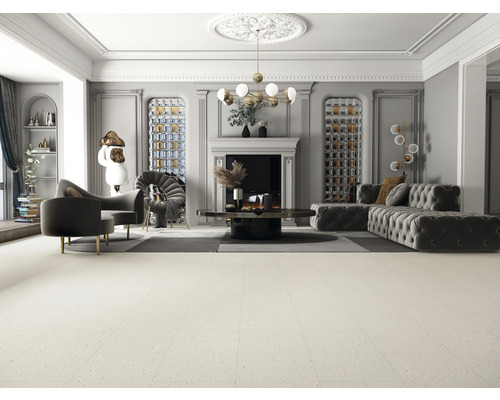 Interiérová fotografie obývacího pokoje s pohovkou, křeslem, krbem a dekoracemi