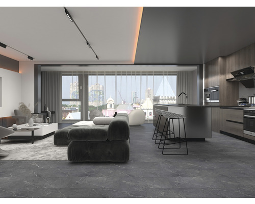 Interiérová fotografie obývacího pokoje s kuchyní, pohovkou, židlemi a oknem