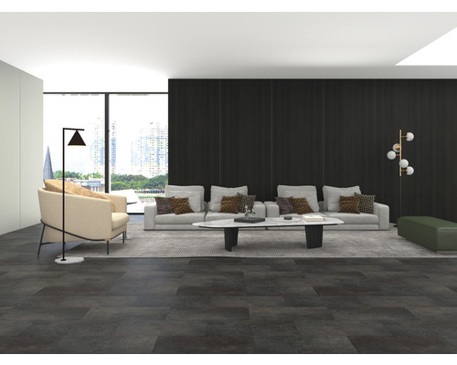 Světlý obývací pokoj s pohovkami, křeslem, konferenčním stolkem a stojacími lampami na tmavé podlaze