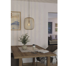 Jídelna s dřevěným stolem, dekorací a dřevěným závěsným svítidlem