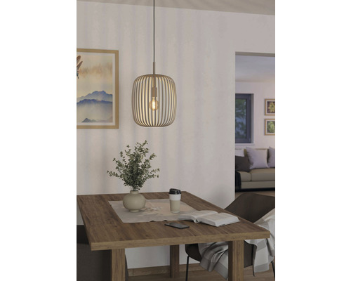 Jídelna s dřevěným stolem, dekorací a dřevěným závěsným svítidlem