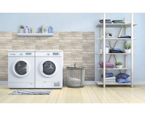 Prádelna s pračkou, sušičkou, regálem a košem na prádlo pro organizaci prádla