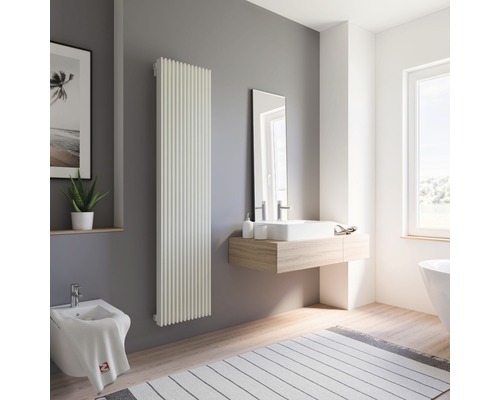 Moderní koupelna s radiátorem, umyvadlem a bidetem