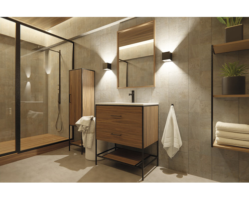 Koupelna se sprchou, umyvadlem, zrcadlovou skříňkou, ručníkem a policemi pro světlé a uspořádané prostředí