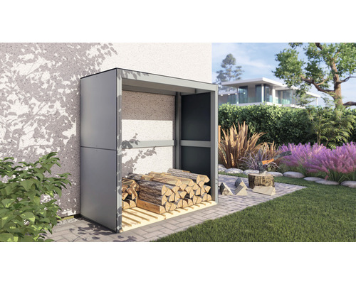 Kovový sklad dřeva s palivovým dřívím na zahradě