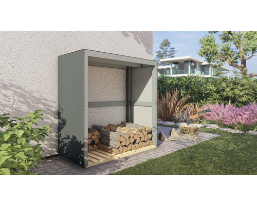 Dřevník s dřevem na dřevěné paletě na zahradě